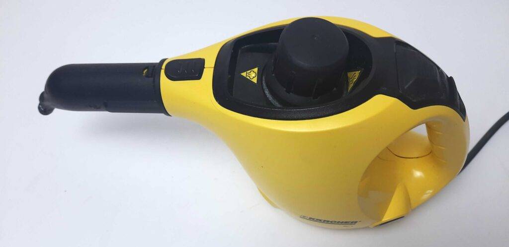 Seitenansicht von oben auf einen gelb-schwarzen getesteten Kärcher-Dampfreiniger vor weißem Untergrund.