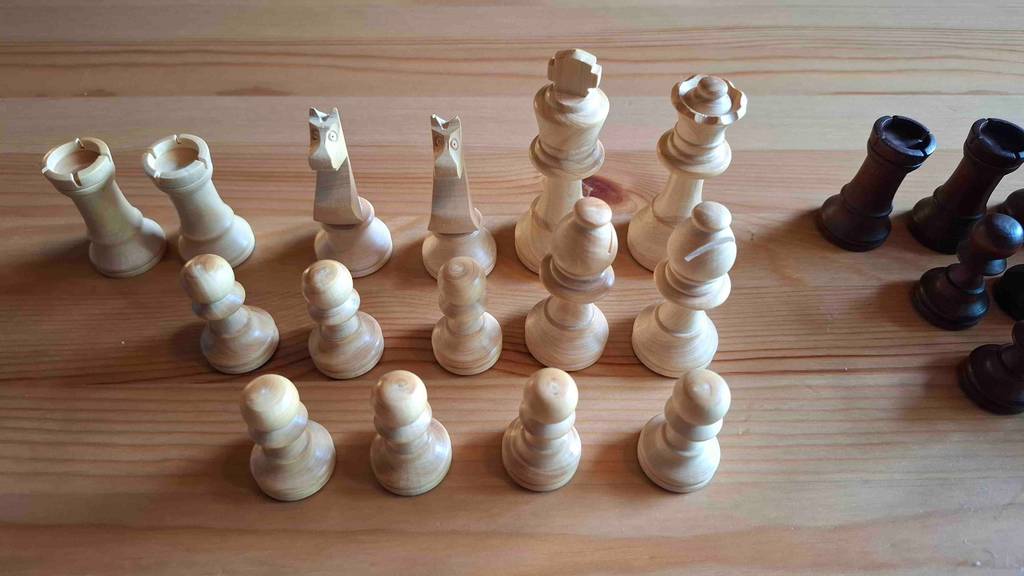Nahansicht von schräg oben der weißen getesteten Schachfiguren.