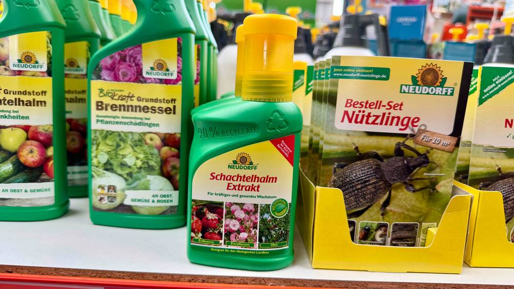 In einem Regal steht der getestete Schachtelhalm-Extrakt neben anderen Produkten.