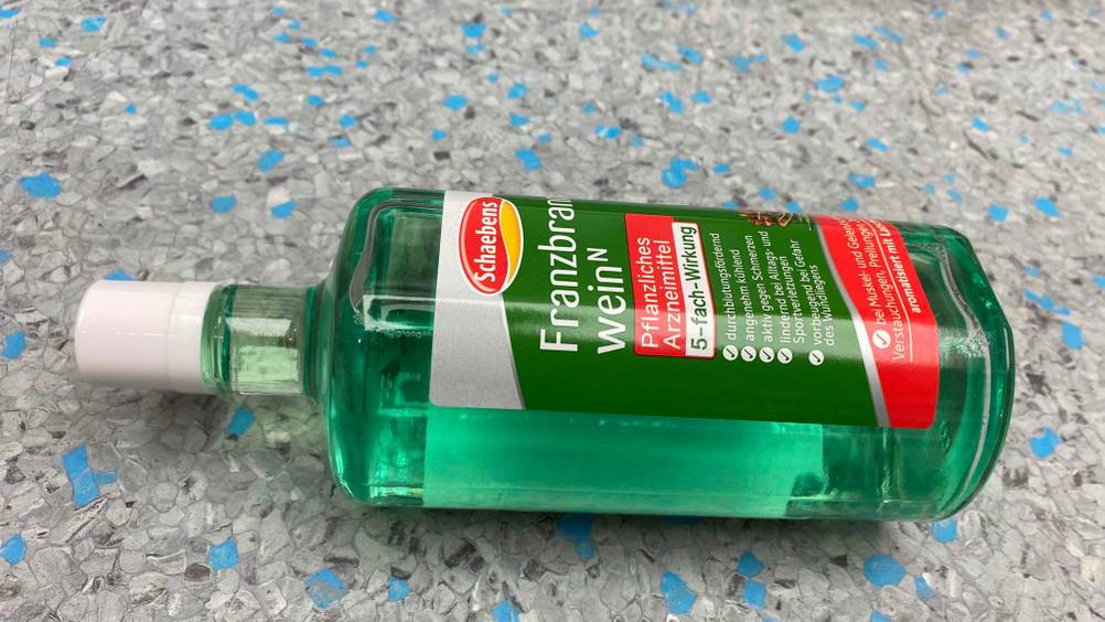 Seitenansicht einer Flasche Franzbranntwein auf der Seite liegend.