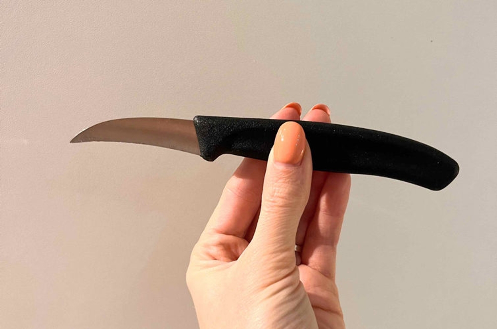 Schälmesser-Test: Schälmesser in der Hand.