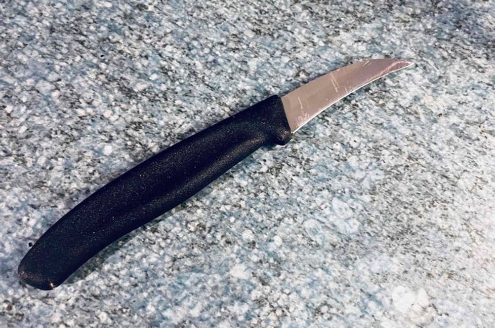 Schälmesser getestet: Schälmesser liegt auf Arbeisplatte.