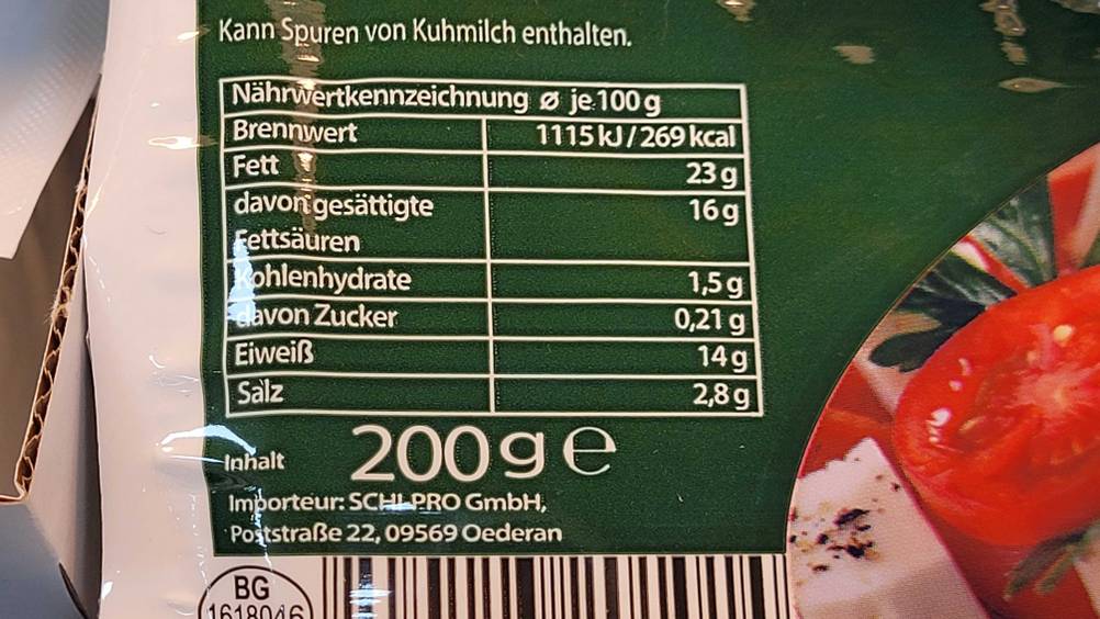 Schafskäse im Test: Nahaufnahme der Nährwerte auf der Verpackung.