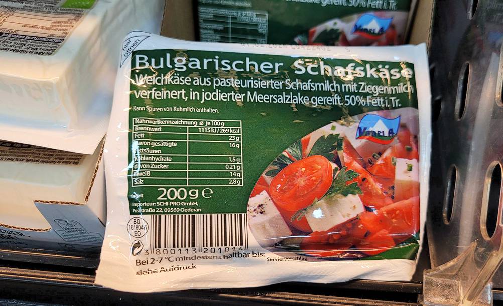Eine Packung des getesteten Schafskäses in einem Regal.