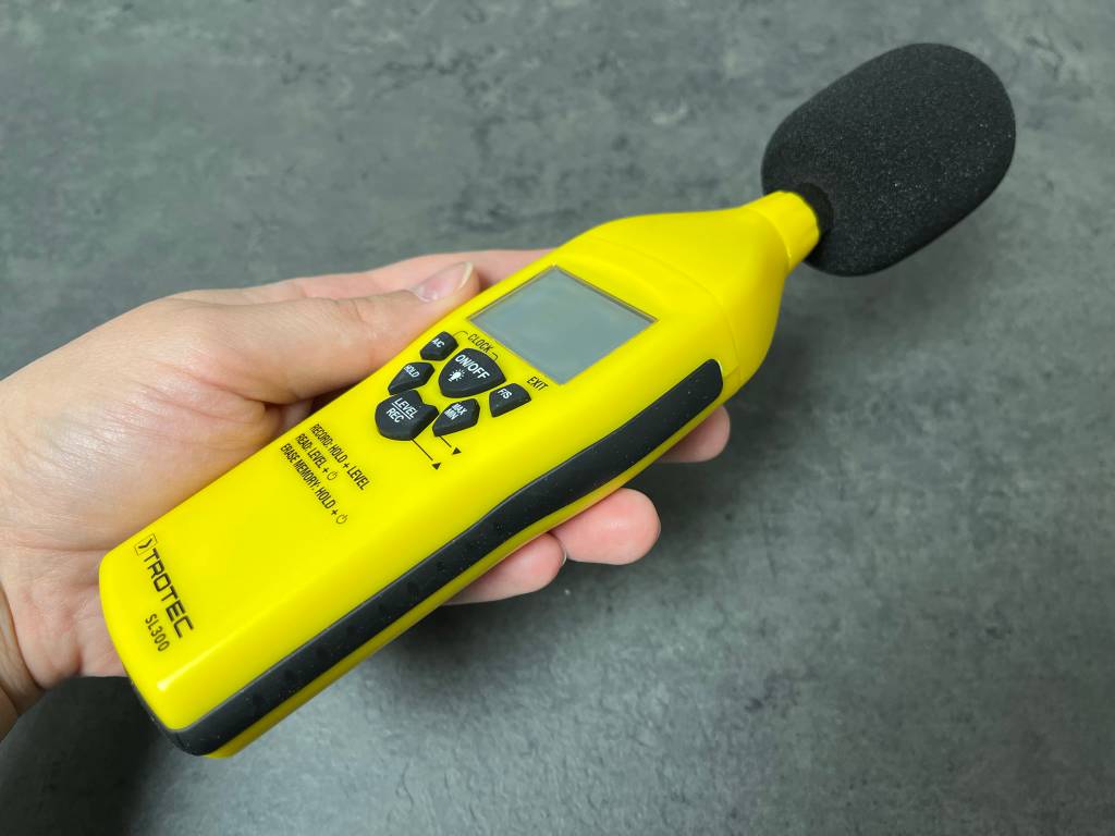 Auf dem Bild: das Schallpegelmessgerät SL300 von Trotec.