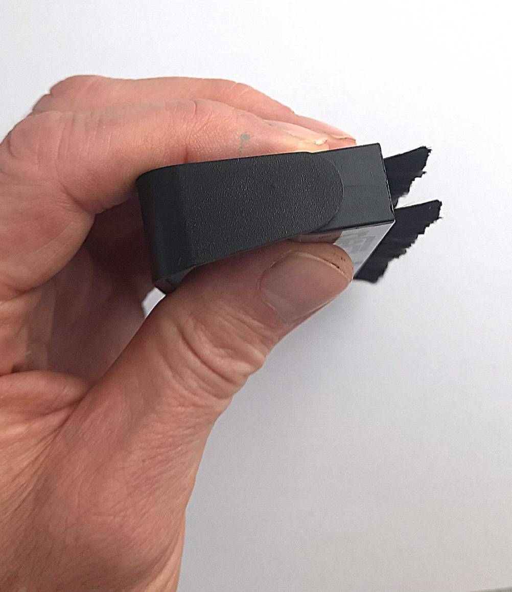 Getestet: Eine Hand hält die Schallplattenbürste zwischen den Fingern.