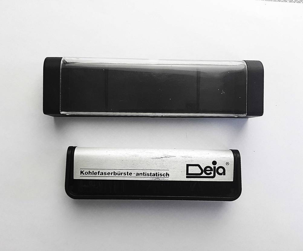 Die getestete Schallplattenbürste vor der Verpackung liegend.