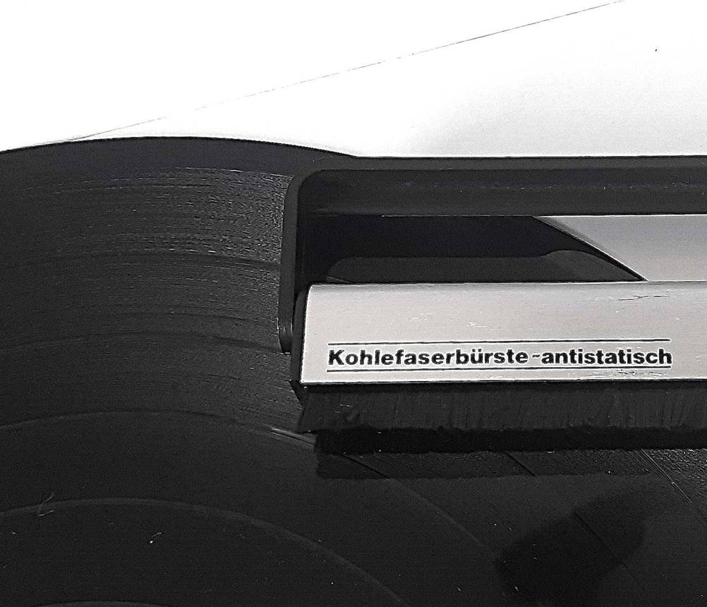 Schallplattenbürste im Test: Nahaufnahme der Bürste auf einer Schallplatte liegend.