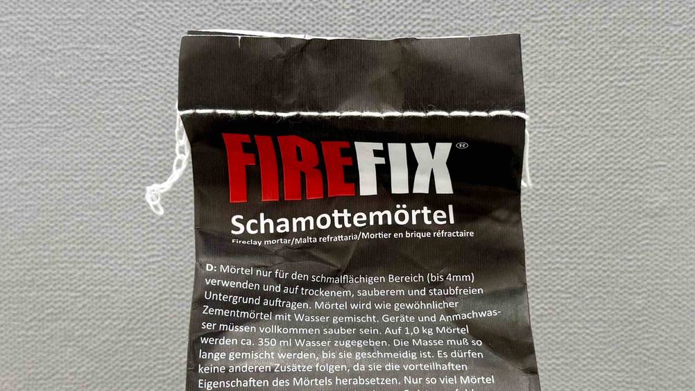 Schamottemörtel getestet: Nahaufnahme der Verpackung mit Logo und Artikelbezeichnung.