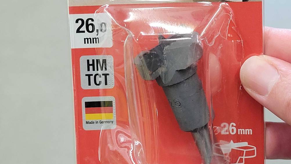 Scharnierbohrer getestet: Nahaufnahme des Bohrers in der transparenten Verpackung.