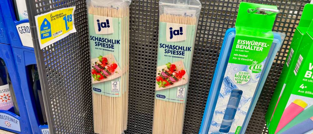 Schaschlikspieße im Test: Mehrere Packungen hängen in einem Verkaufsregal.