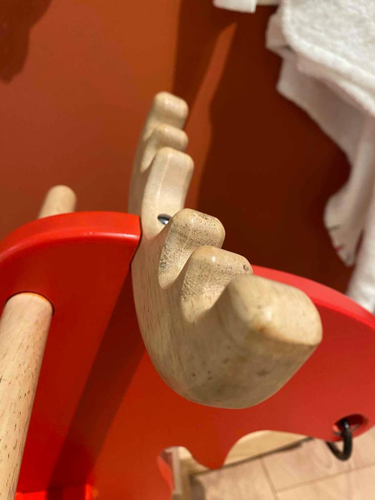 Schaukelpferd getestet: Nahaufnahme der Griffe und der Hörner.