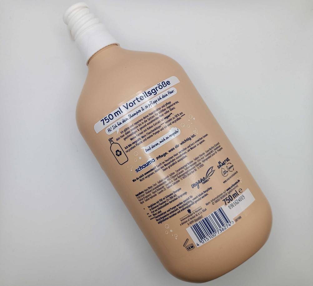 Rückseite einer Flasche Schauma-Shampoo im Test auf einer weißen Fläche.