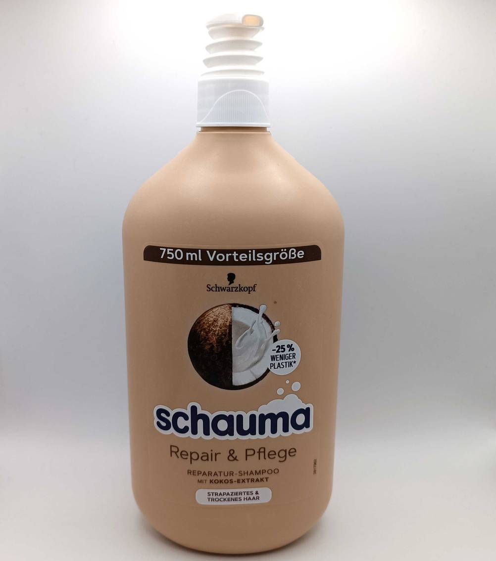 Eine Flasche Schauma-Shampoo mit Dosierkopf von vorne vor einer hellen Fläche.