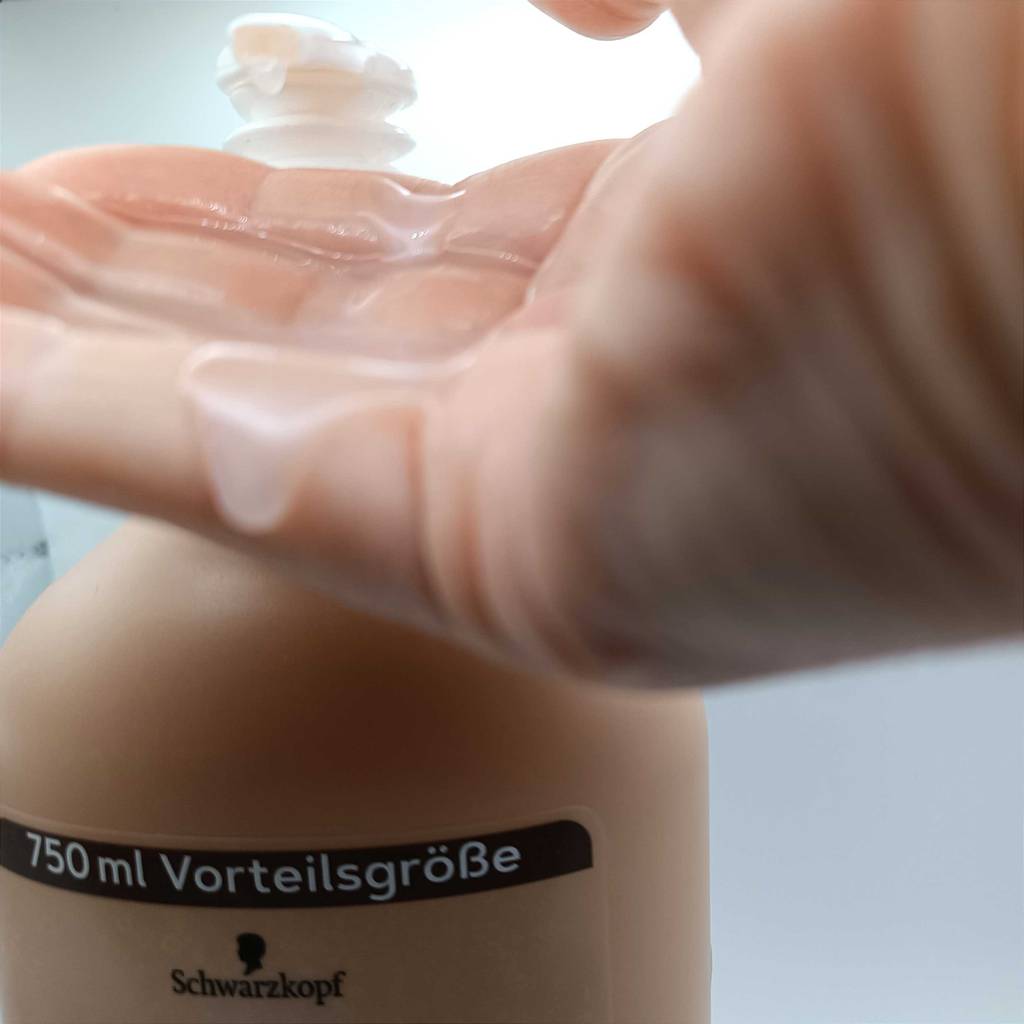 Ein getestetes Schauma-Shampoo befindet sich in einer Hand.