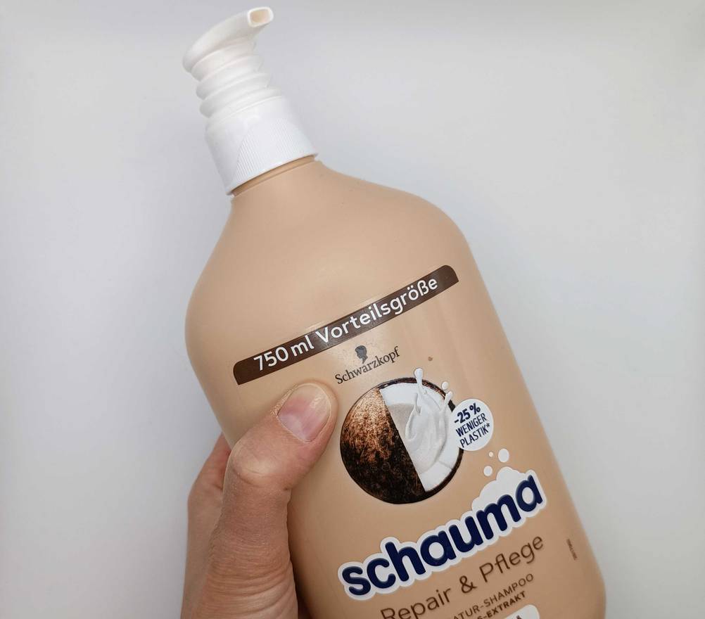 Eine braune Shampoo Flasche