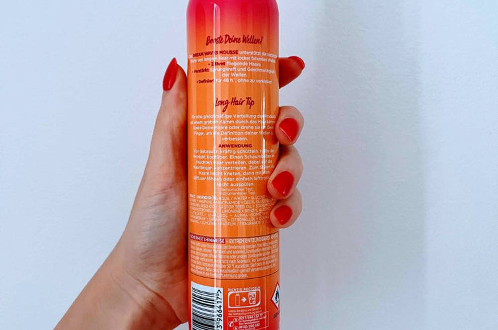 Rückseite einer getesteten Flasche Schaumfestiger mit Inhaltsstoffen. 