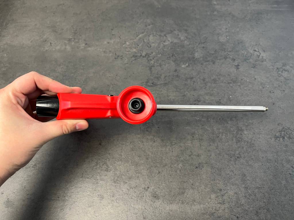 Schaumpistole im Test: Ein Blick auf das Gewinde an der Kopfseite der Fischer-Schaumpistole – vor grauem Hintergrund.