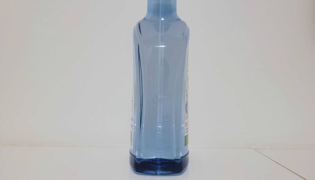 Scheibenreiniger getestet: Seitenansicht der Flasche vor einer hellen Fläche.