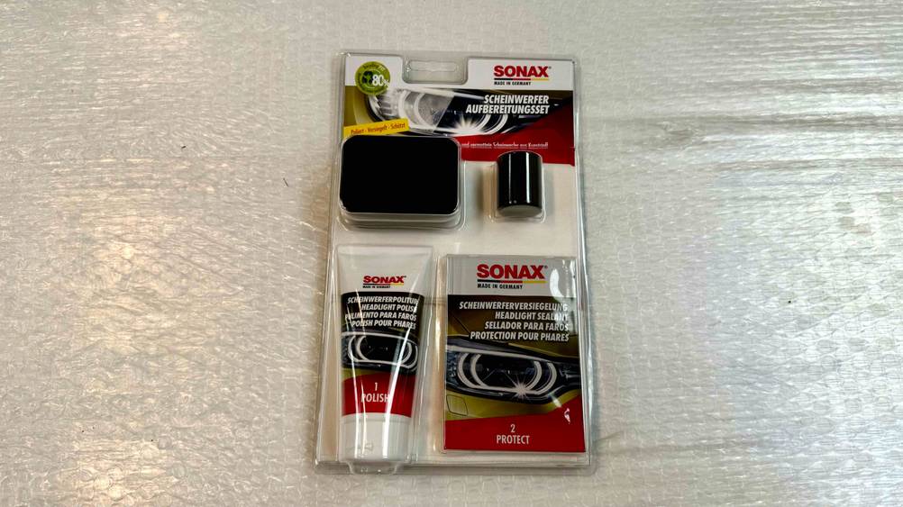 Getestet: Ein Scheinwerfer-Aufbereitungs-Set in Originalverpackung auf einer hellen Fläche.