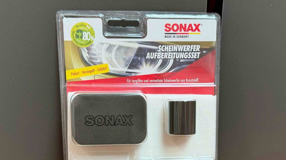 Nahaufnahme der Vorderseite der Originalverpackung des getesteteten Scheinwerfer-Aufbereitungs-Sets mit Logo.