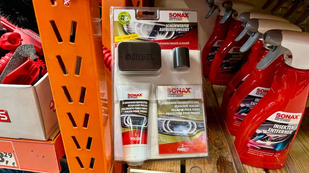 Scheinwerfer-Aufbereitungs-Set getestet: Ein originalverpacktes Produkt neben anderen in einem Verkaufregal.