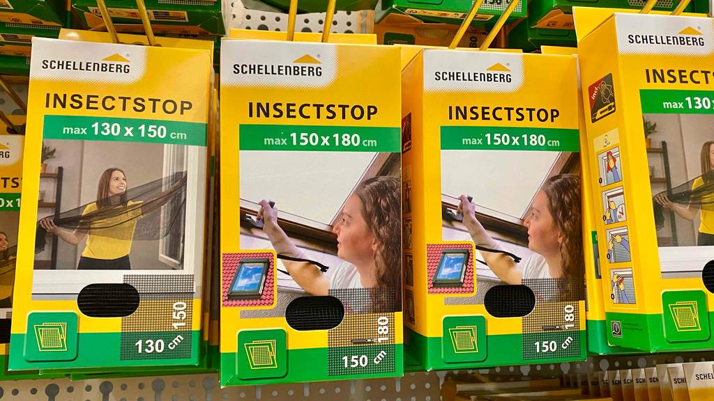 Im Test: Mehrere Packungen Fliegengitter hängen neben- und hintereinander in einem Lochregal.