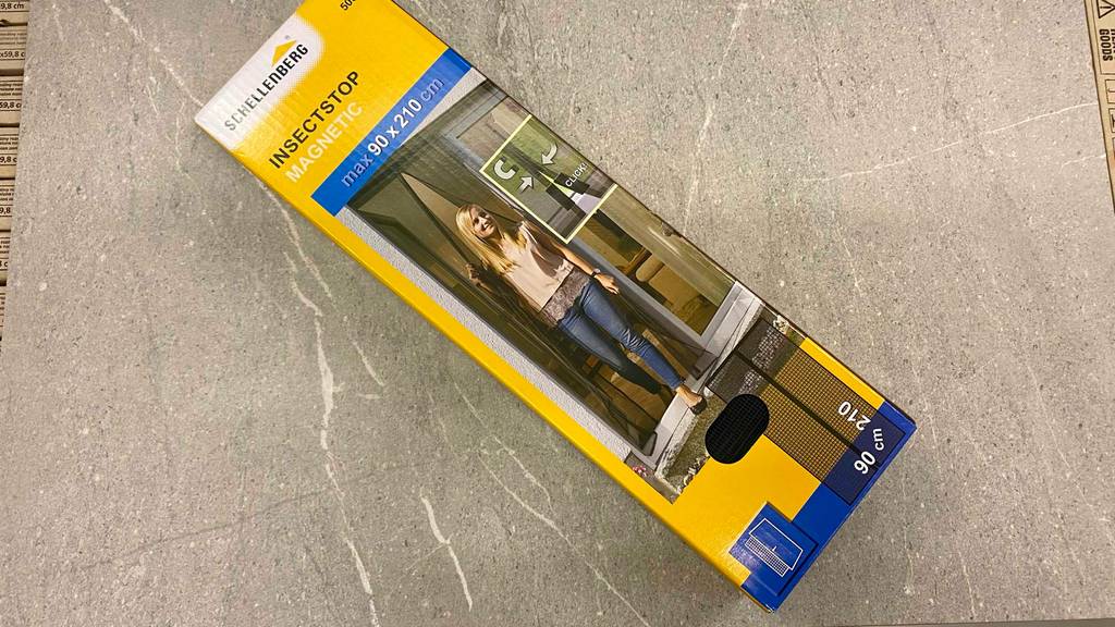 Auf dem Verpackungskarton eines getesteten Fliegengitters mit Magnet steht die Größe.