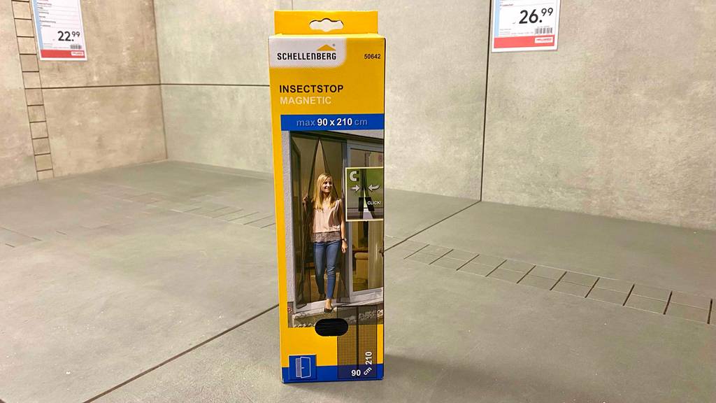 Im Test: Eine Packung Fliegengitter mit Magnet steht in einem Eck.
