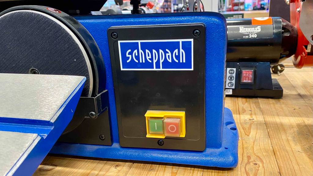 Band- und Tellerschleifer von Scheppach im Test: Auf dem Gerät ist der Markenname zu lesen.