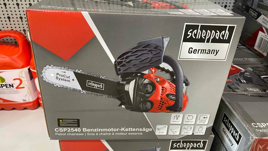 Benzin-Kettensäge getestet: Eine Verpackung inklusive Scheppach-Benzin-Kettensäge befindet sich in einem Verkaufsregal.