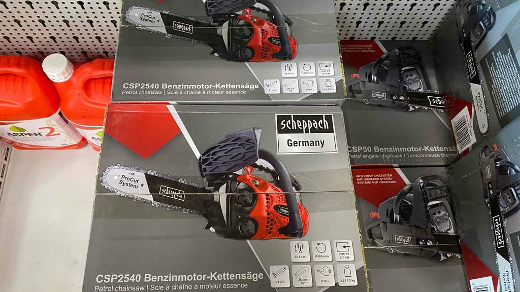 Benzin-Kettensäge-Test: Scheppach-Benzin-Kettensäge in einer Originalverpackung steht in einem Verkaufsregal.