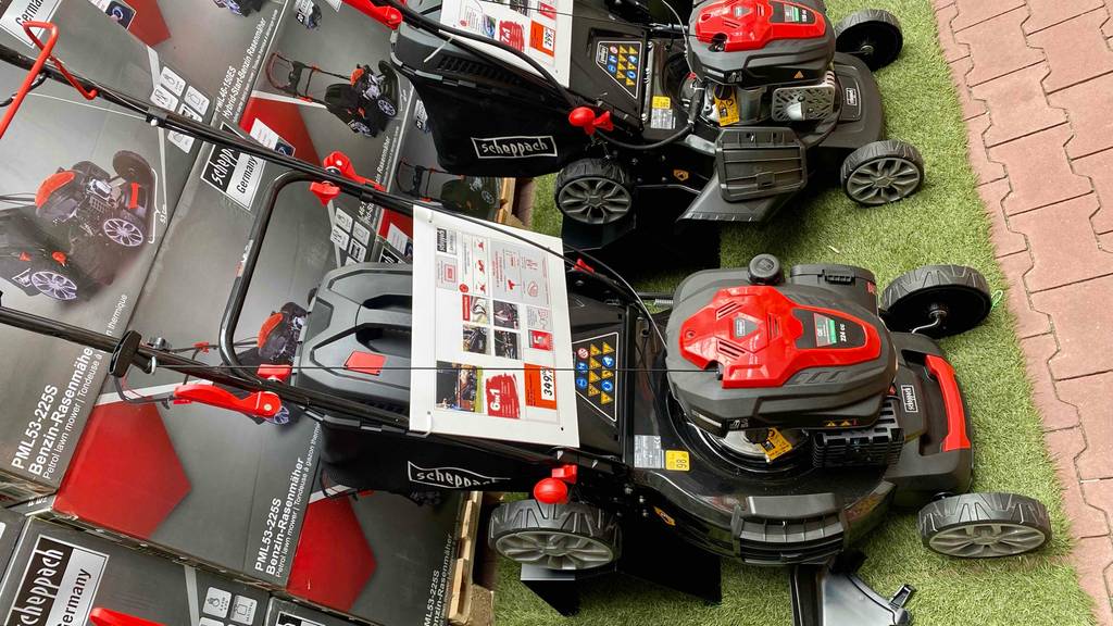 Im Test: Ein Benzin-Rasenmäher mit 53 cm Schnittbreite der Marke Scheppach von oben betrachtet, befindet sich neben einem weiteren Modell im Baumarkt.