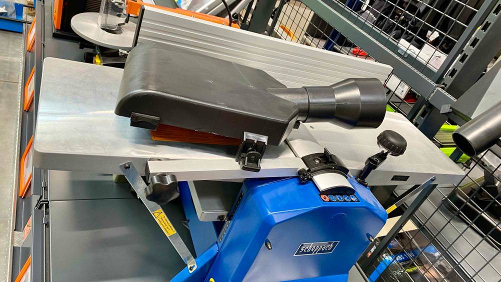 Im Test: Ein Dickenhobel von schräg oben mit Bedienelementen.