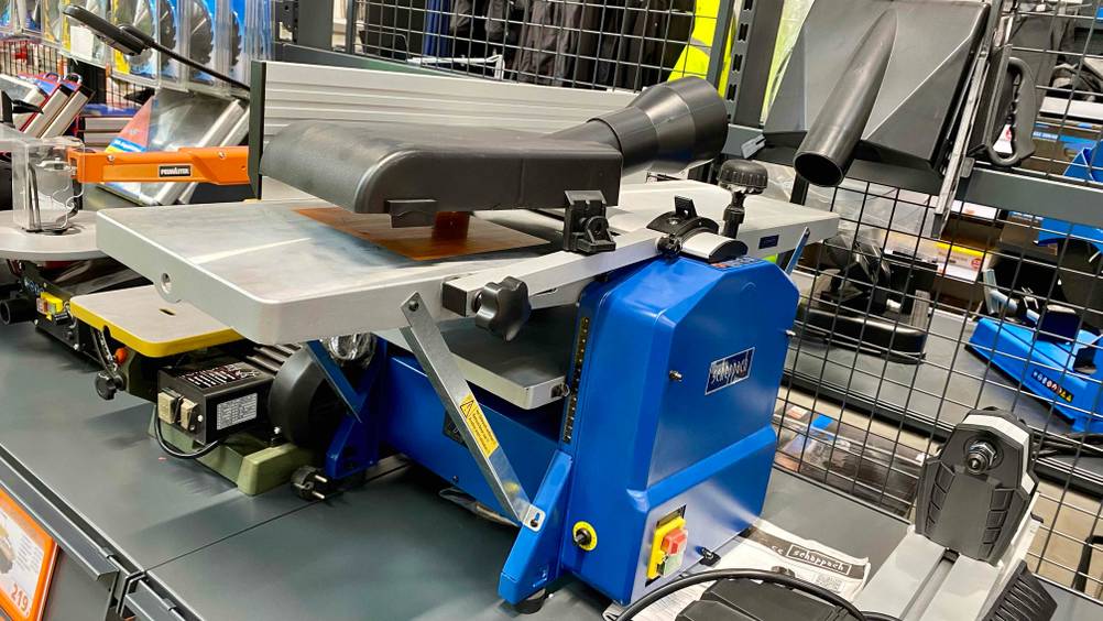 Dickenhobel-Test: Ein Gerät in einer Verkaufsfläche mit Preisangabe zwischen anderen Geräten.