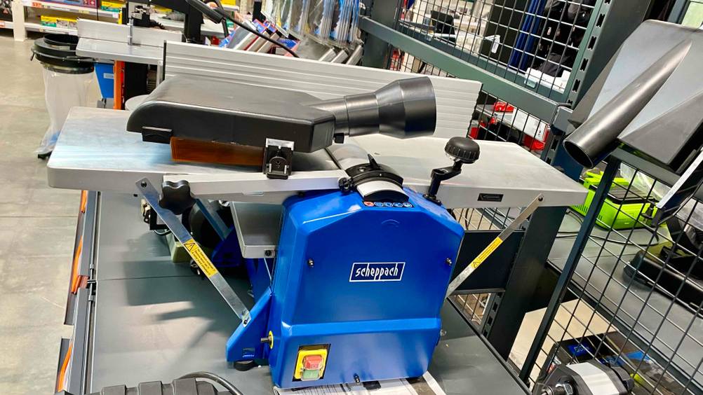 Ein Diceskenhobel im Test von der Seite in einer Verkaufsfläche stehend.