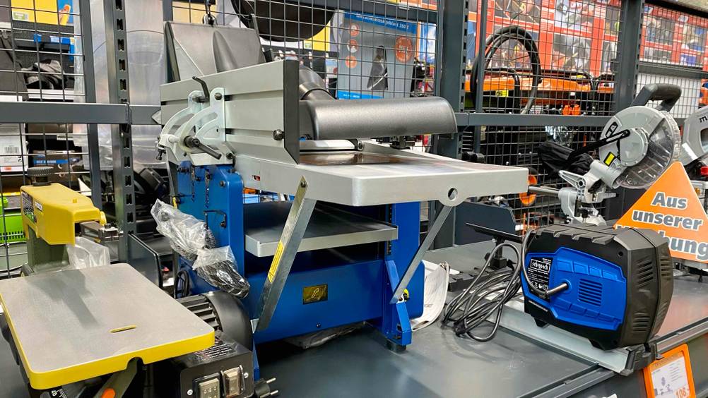 Ein getesteter Dickenhobel von schräg vorne in einer Ausstellung stehend mit Preisangaben.