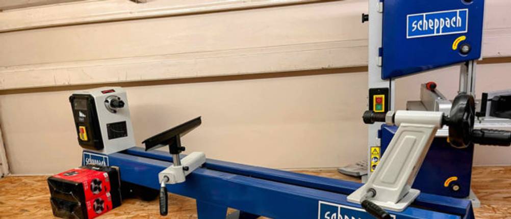 Die getestete Drechselbank hat eine blaue Farbe.