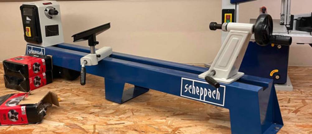 Die getestete Drechselbank steht auf einem Untergrund aus Holz.