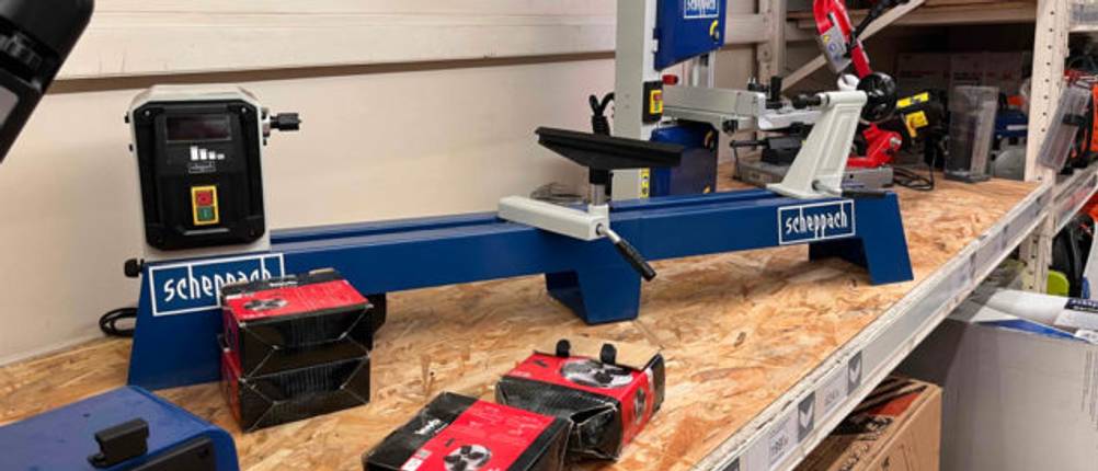 Die getestete Drechselbank steht im Regal.