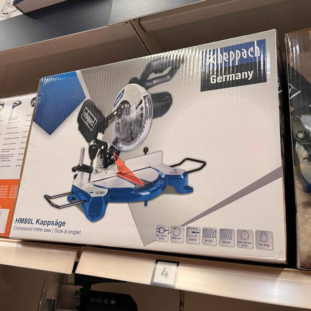 Die getestete Kappsäge befindet sich in ihrer Verpackung.