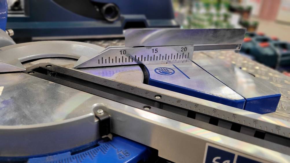 Scheppach-Kappsäge getestet: Anschlagschiene in Nahaufnahme.