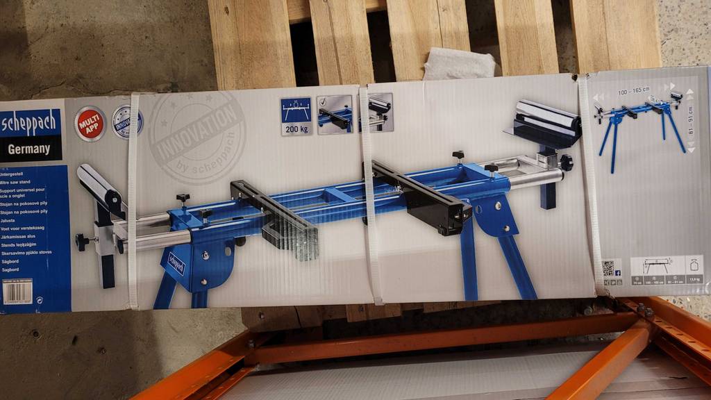 Ein Kappsägen-Untergestell liegt in seinem Orginalverpackungskarton auf einer Palette.