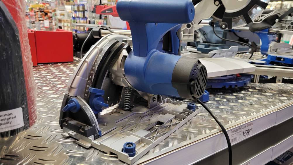 Tauchsäge mit Führungsschiene getestet: Säge hat ein blaues Design.