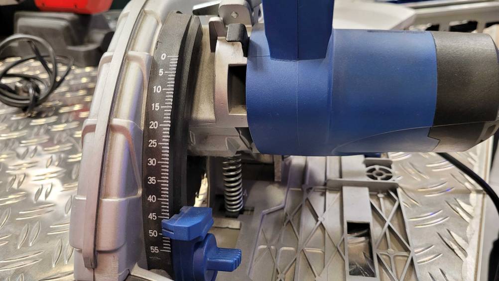 Tauchsäge mit Führungsschiene im Test: Säge ist im Detail abgebildet.