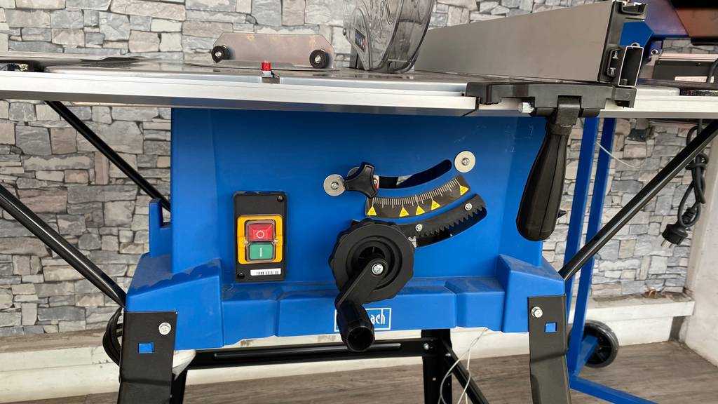 Scheppach-Tischkreissäge-Test: Vorderansicht auf das Modell mit blauem Untergestell und Metall-Arbeitsfläche inklusive Bedienelemente.