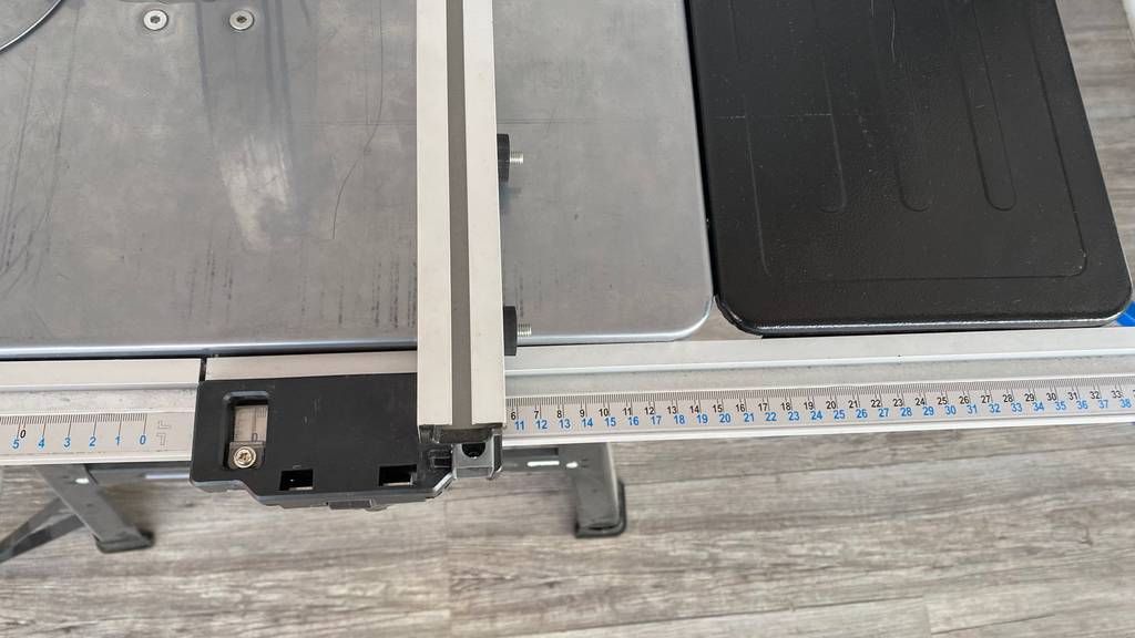 Detailansicht des integrierten Maßbands einer getesteten Scheppach-Tischkreissäge aus Metall.
