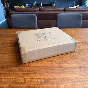 Der Scheppach WZK120 liegt im Karton auf einem Tisch