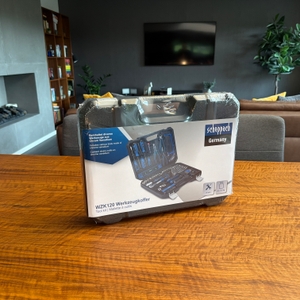 Der Scheppach WZK120 steht eingepackt auf einem Tisch