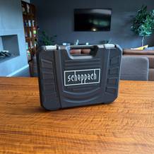 Der Scheppach WZK120 Werkzeugkoffer steht auf einem Tisch